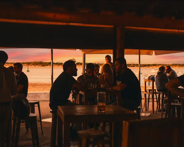 El tardeo perfecto en Sanlúcar: Afterworks, música en directo y coctelería